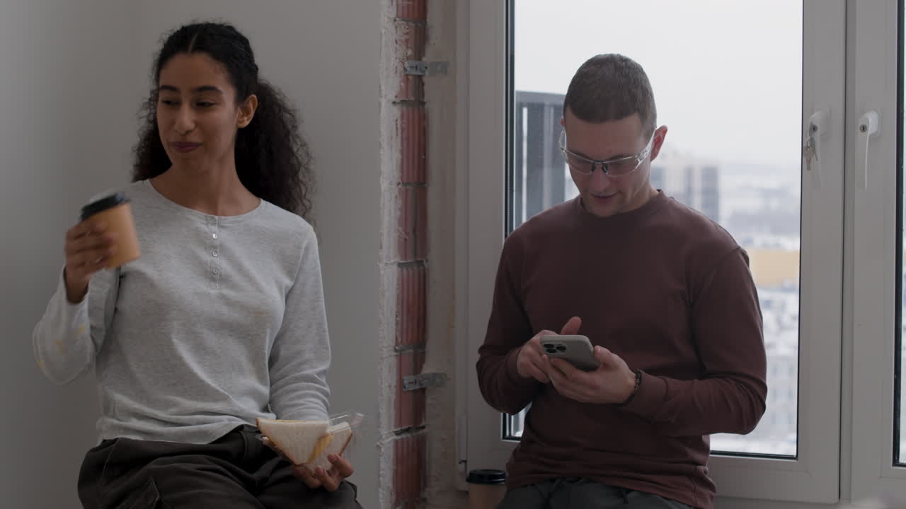 trabajadores de la construcción tomando un descanso
