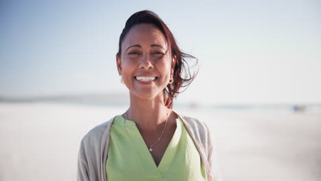 Verano,-Vacaciones-Y-Rostro-De-Mujer-Feliz-En-La-Playa