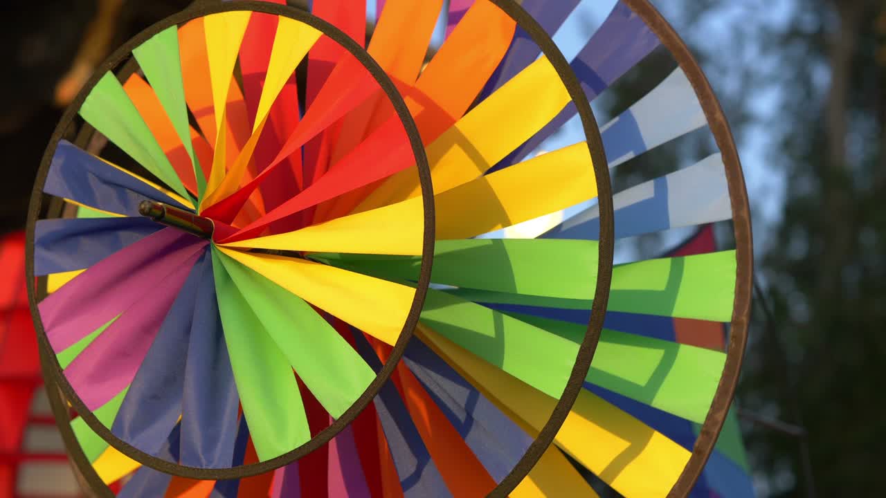 바람에 의해 회전하는 다채로운 핀 은 4k 느린 동작 60fps