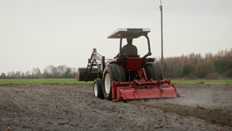 agricultor que opera un tractor en el campo