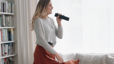 Mujer-Feliz-Cantando-Karaoke-En-Casa-Divirtiéndose-Bailando-Música-Celebrando-El-éxito-Disfrutando-De-Un-Baile-Divertido-Sintiendo-Un-Logro-De-Estilo-De-Vida-Positivo-Imágenes-De-4k