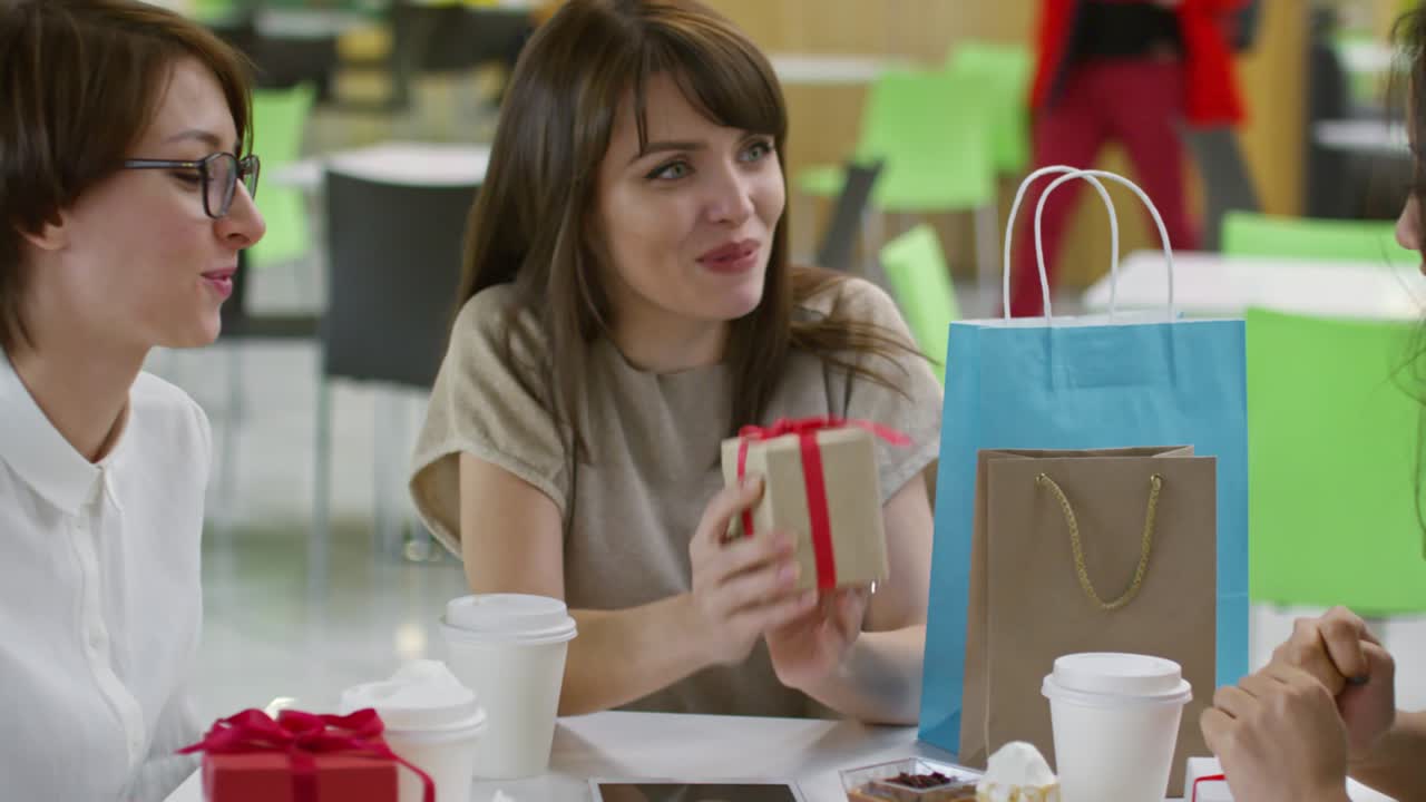 amigos mostrando compras después de las compras de vacaciones