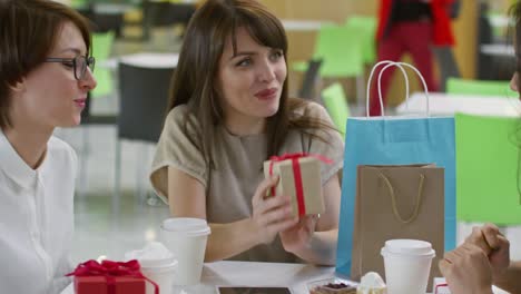 amigos mostrando compras después de las compras de vacaciones