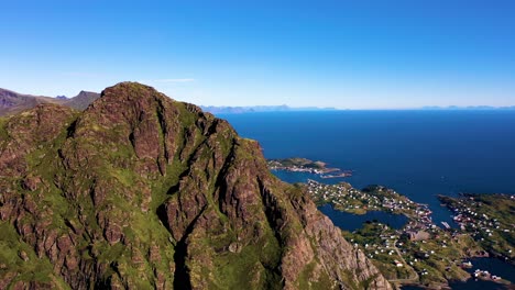 Blick-Auf-Ein-Dorf-Von-Der-Bergspitze-Auf-Den-Lofoten-Inseln-Norwegen