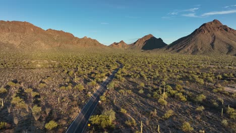 Fliegen-Sie-über-Eine-Leere-Straße-In-Den-Wüstenbergen-In-Tucson,-Arizona,-Vereinigte-Staaten