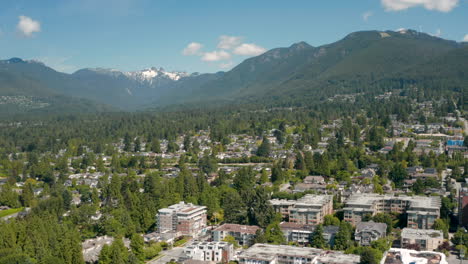 Vista-Aérea-Escénica-De-Las-Montañas-De-La-Costa-Norte-Desde-El-Centro-De-Lonsdale,-Norte-De-Vancouver