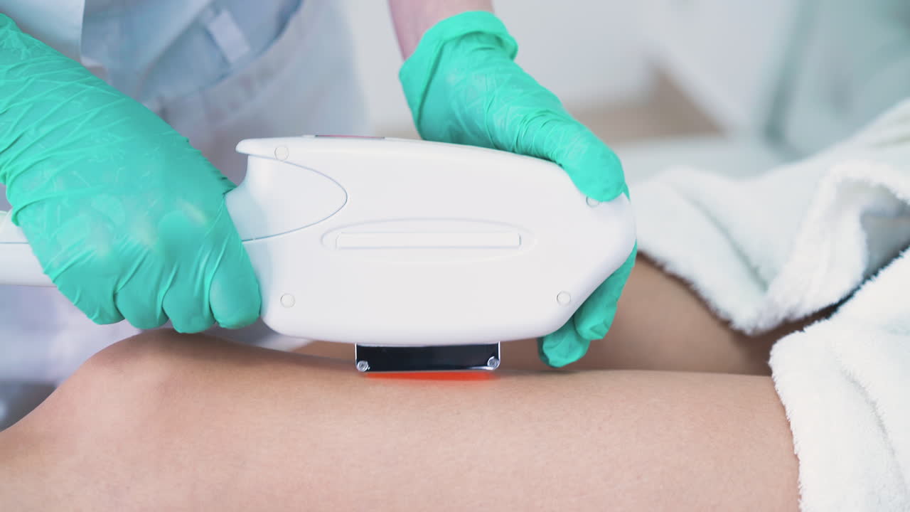 젊은 여성이 미용실에서 레이저 탈모 절차를 거치고 있습니다.