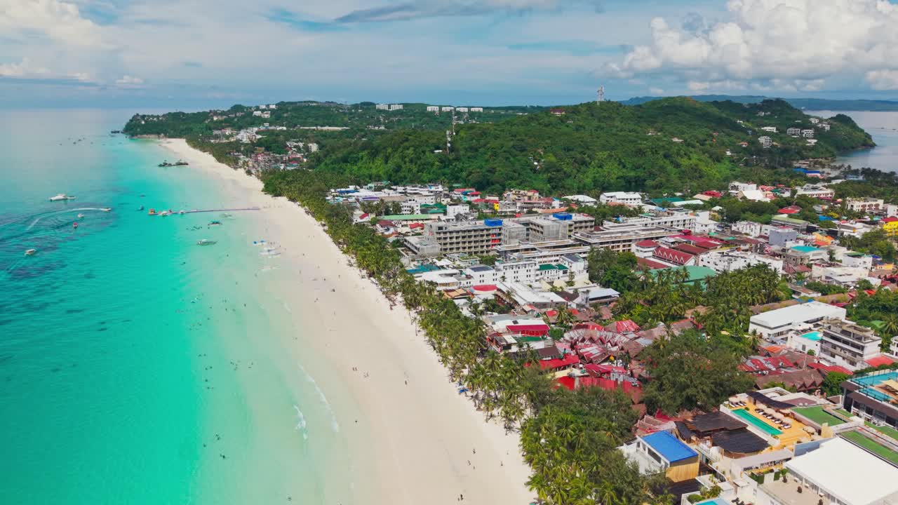 Vista drone della White Beach di Boracay con acqua turchese e resort tropicali.