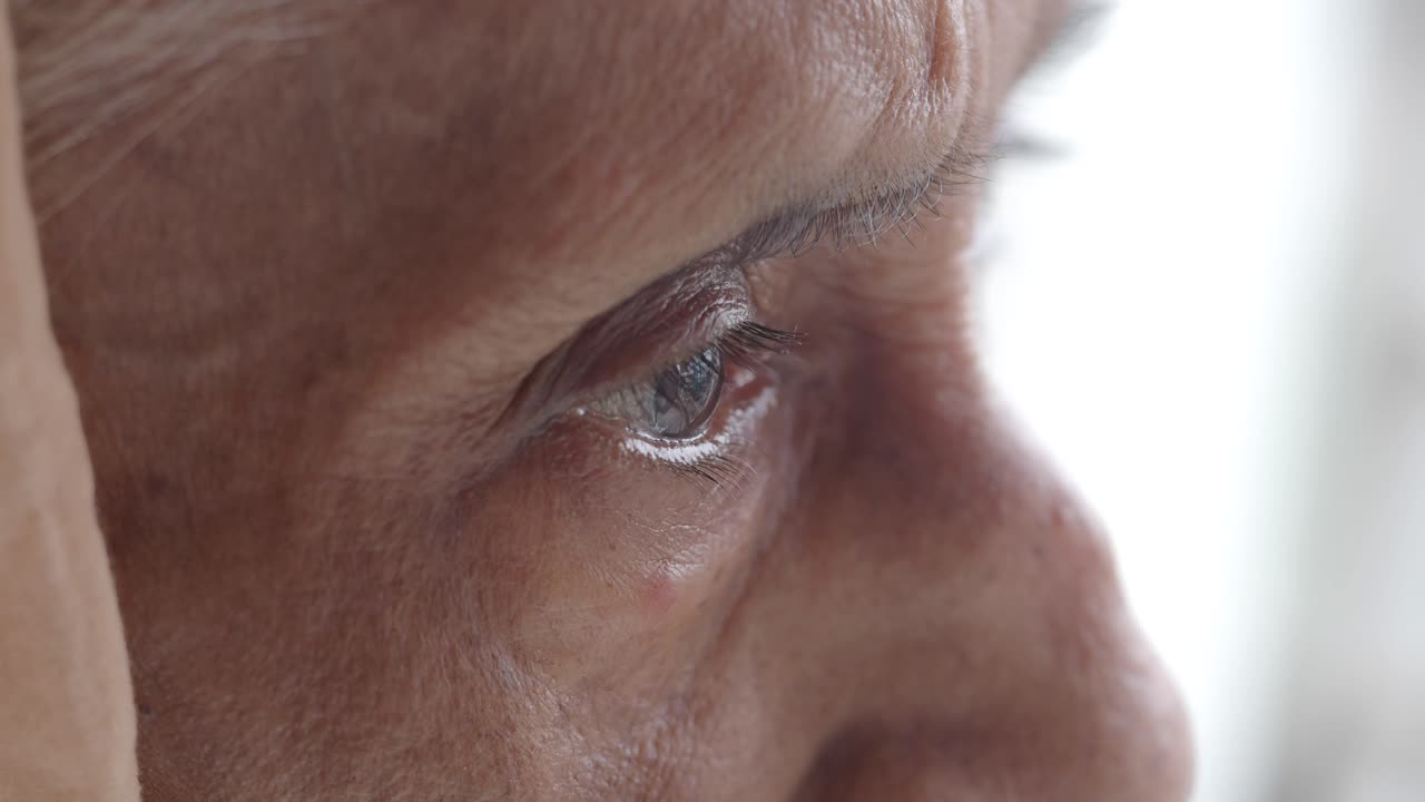 Primo piano del viso di una persona anziana