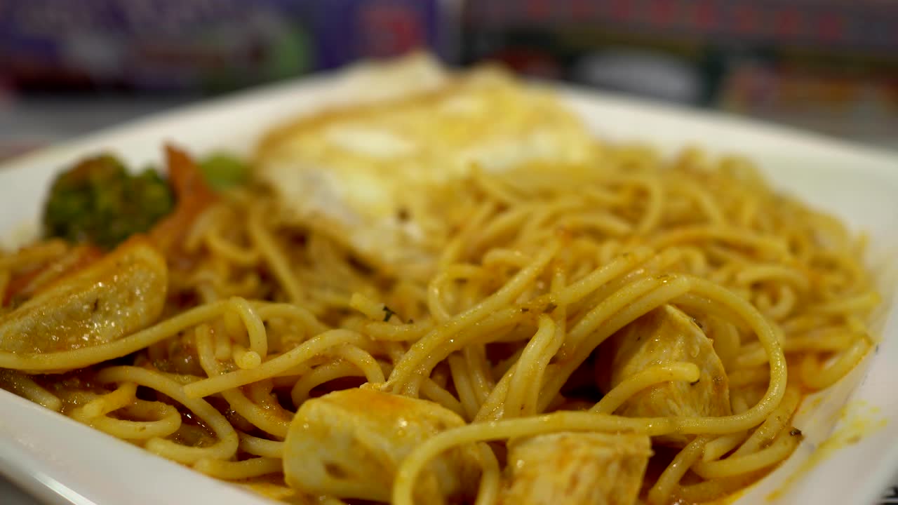cerca de los espaguetis en el restaurante. el fondo borroso es una niña comiendo.