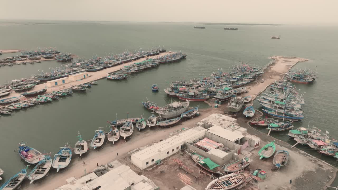 vista aérea de los pájaros de los barcos de pesca amarrados a lo largo del muelle en ibrahim hyderi en karachi
