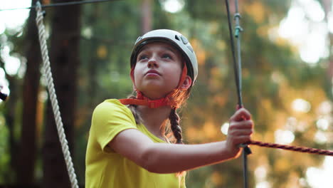 una chica con casco.