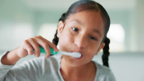 Cara,-Niña-Y-Cepillarse-Los-Dientes-Con-Bienestar