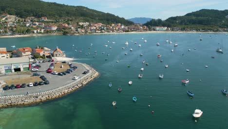 Barcos-Flotando-En-El-Mar-Azul-Cerca-Del-Puerto-De-Aldan,-España.