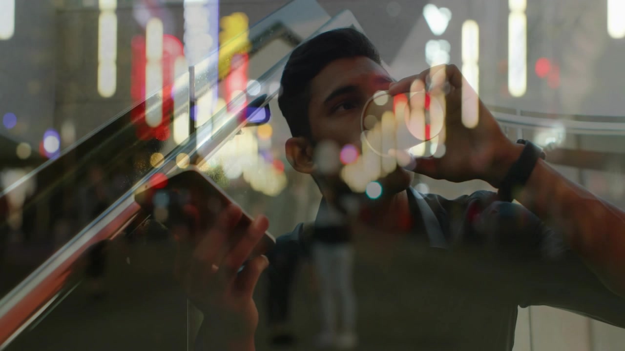 Forretningsmann kikker på telefonen, nipper til kaffe mens han sjekker meldinger, med bokeh-effekt som sprer seg over bildet.