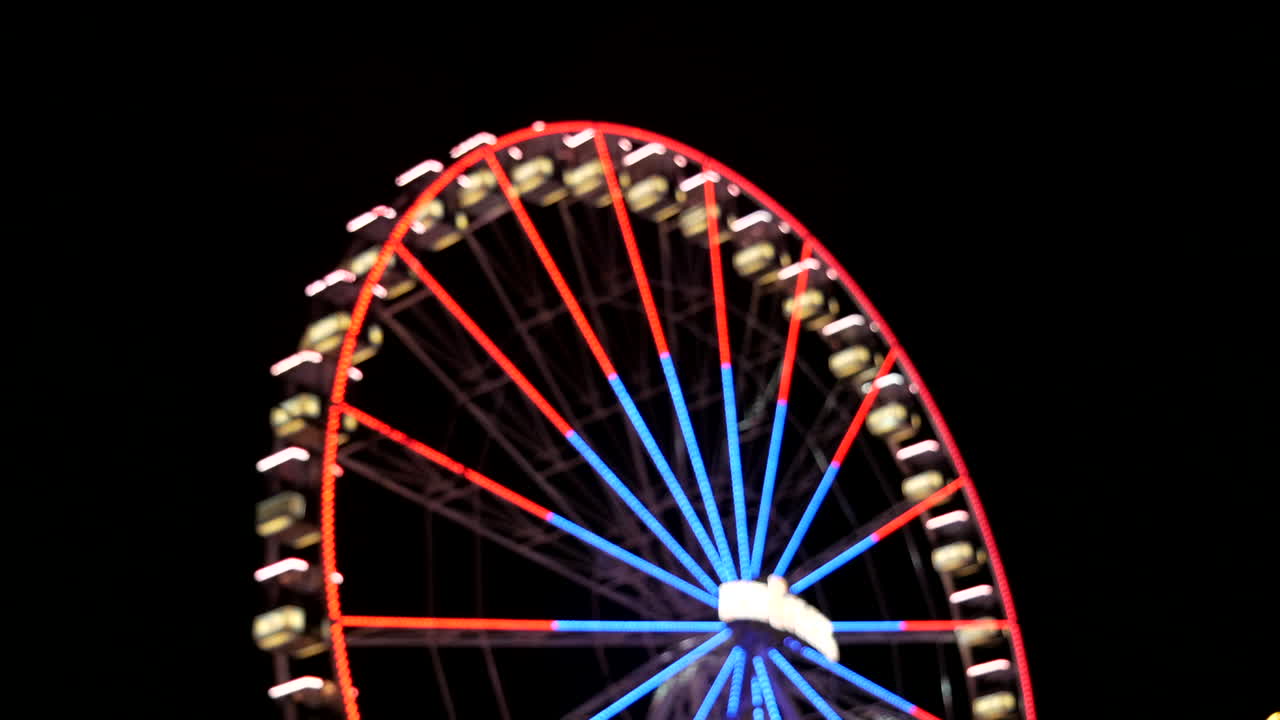 초점이 맞지 않는 박람회에 다채로운 조명 회전 관람차