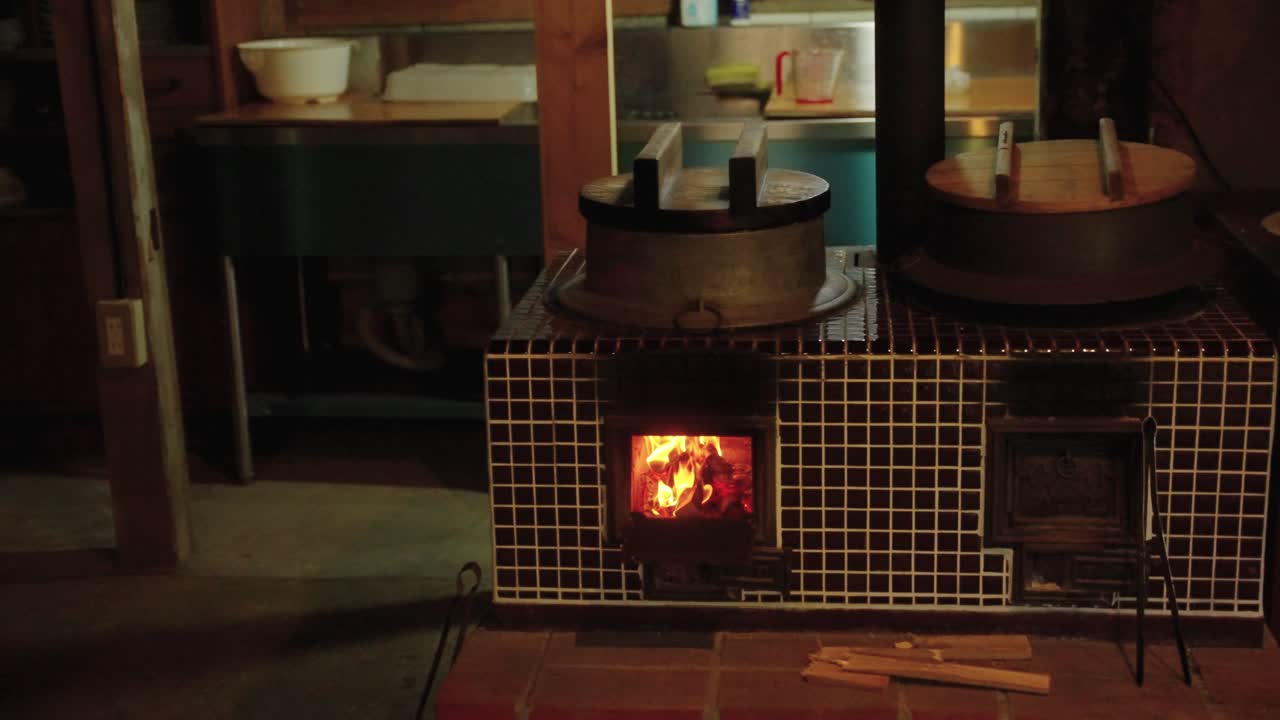 옛날의 목재 오븐, 불꽃이 느린 동작으로 불타는 4k