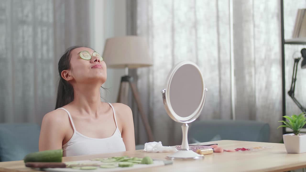 오징어 눈 마스크 를 착용 하는 여자