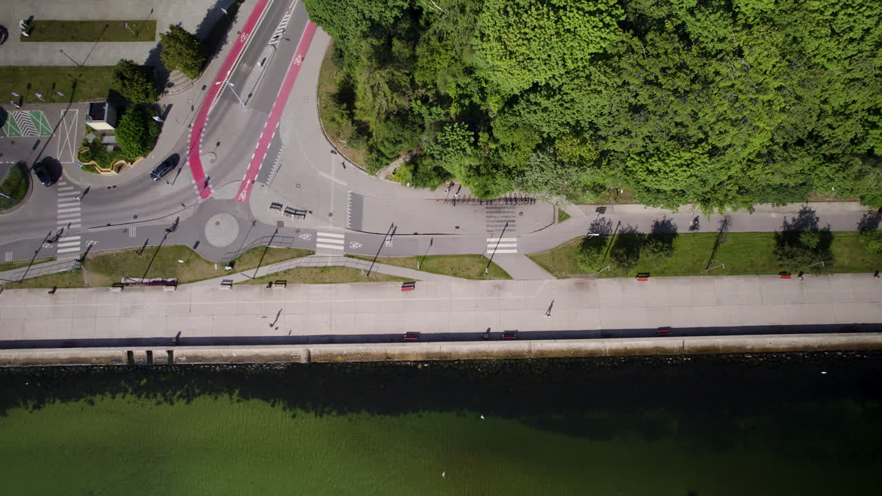 Splendide strade costiere sul Lungomare di Gdynia vicino al Parco Urbano Piazza Arka Gdynia a Gdynia, Polonia.