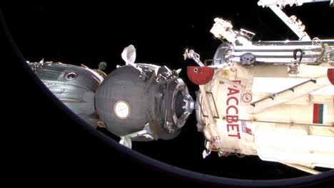 la nave espacial rusa soyuz se acopla a la estación espacial internacional 1