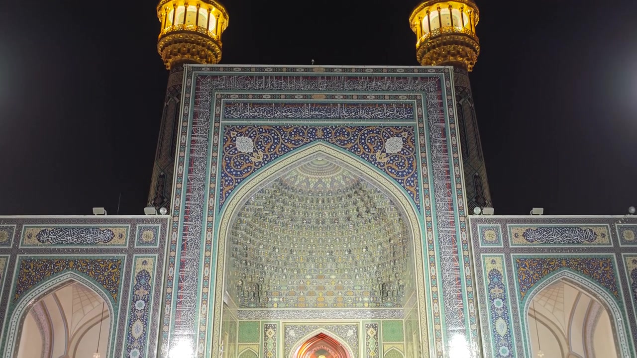 Vista notturna del Santuario illuminato di Fatima Masumeh a Qom