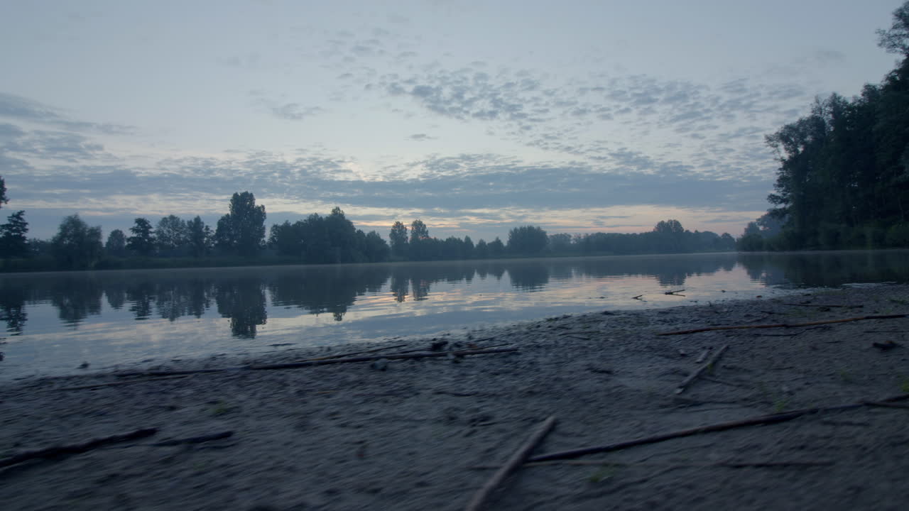 아침 일찍 뜨는 호수를 지나 부드러운 전환