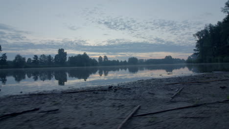 Sanfter-Übergang-Vorbei-An-Einem-See-Mit-Dem-Frühmorgendlichen-Aufgang