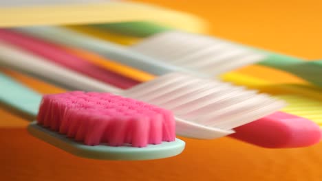 cepillos de dientes coloridos para niños