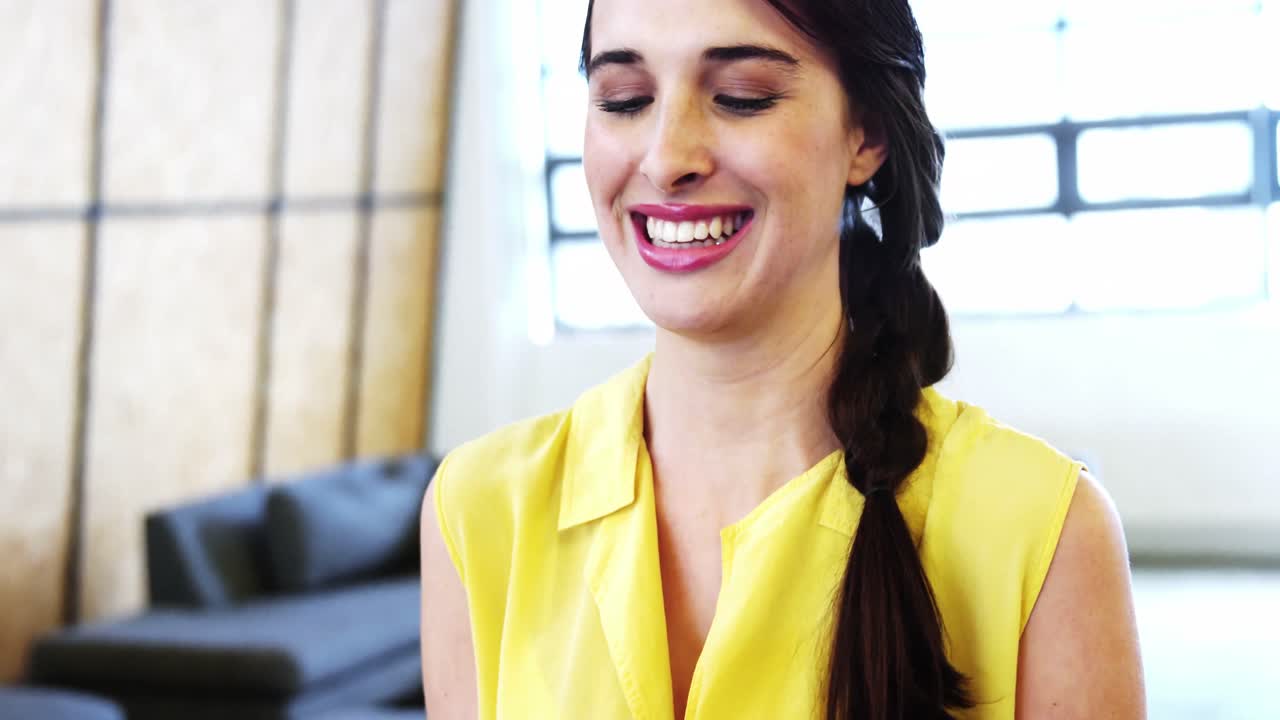 mujer ejecutiva de negocios usando teléfono móvil