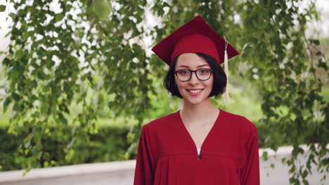 mujer con traje de graduación