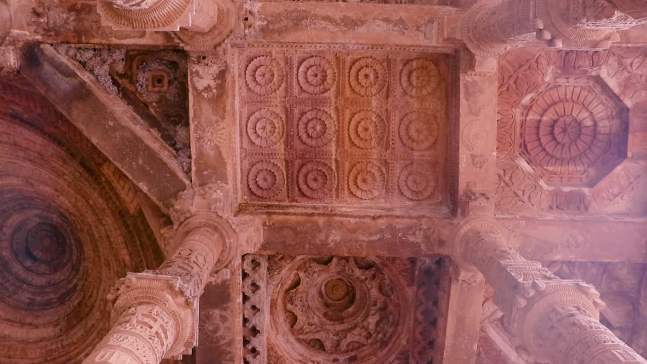 antigua gran mezquita llamada adhai din ka jhonpra arquitectura de techo vintage desde un ángulo único el video se toma en adhai din ka jhonpra en ajmer rajasthan india el 19 de agosto de 2023