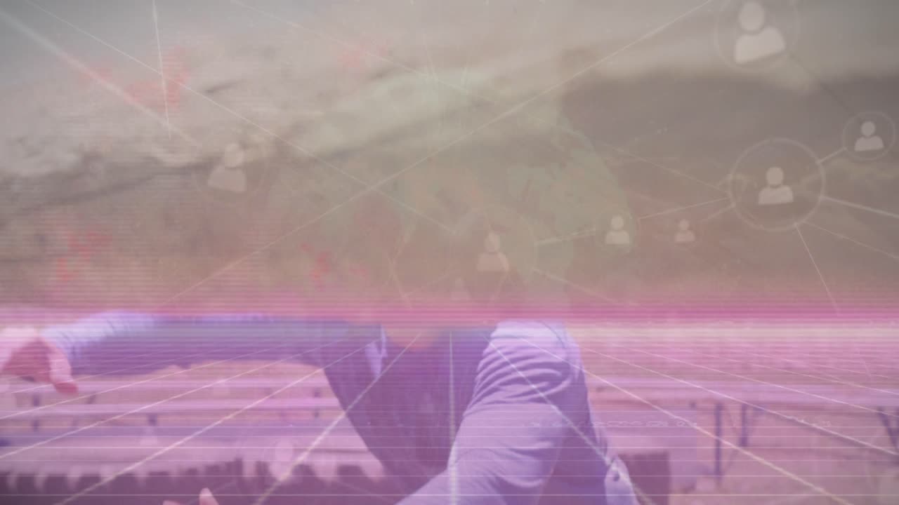 장애물 코스에서 등반하는 아프리카계 미국인 건강한 남자의 프로필 아이콘 네트워크의 애니메이션