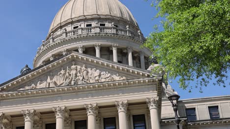 Closeup-of-Mississippi-State-Capitol-building-in-Jackson,-Mississippi-with-video-tilting-up-to-dome