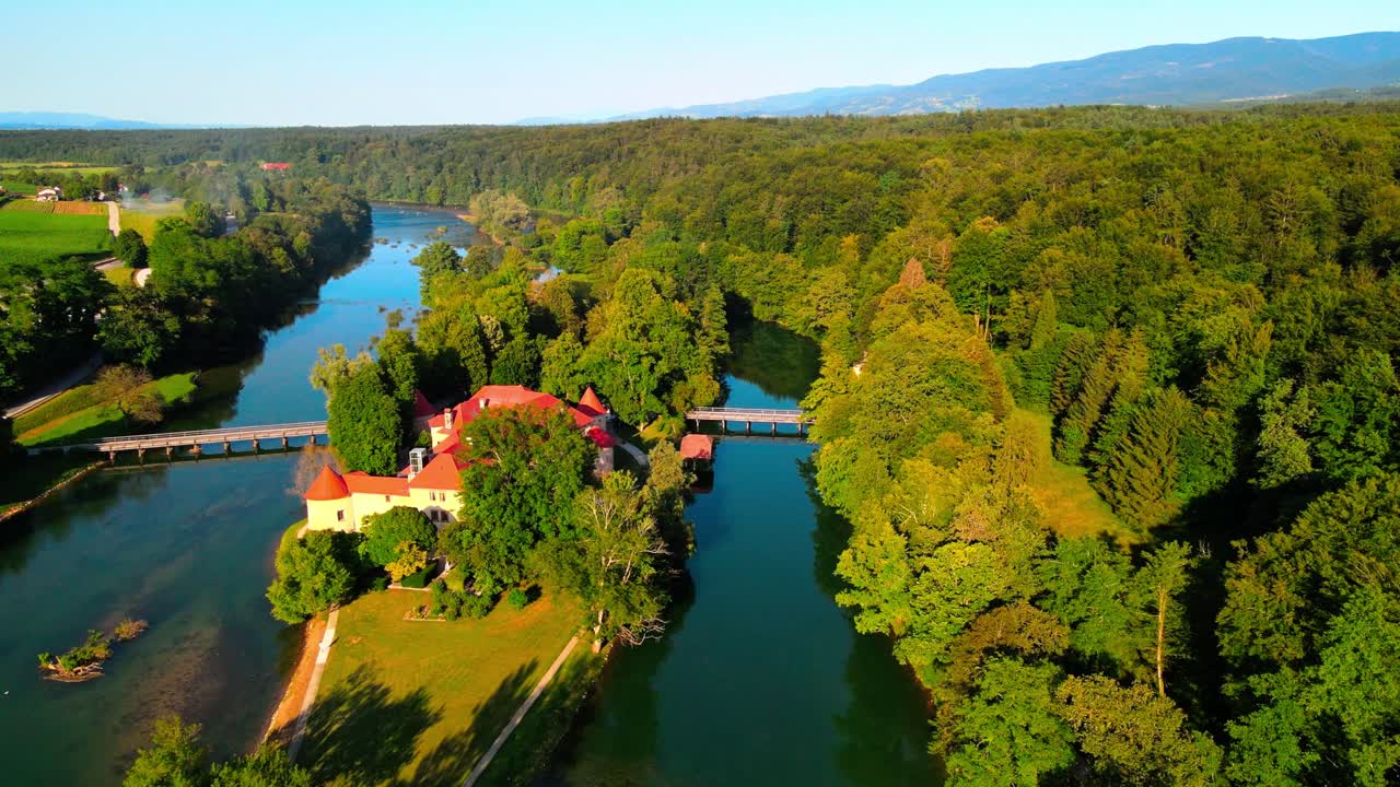 Filmato pittoresco in 4K con drone del Castello di Otočec in una splendida luce solare
