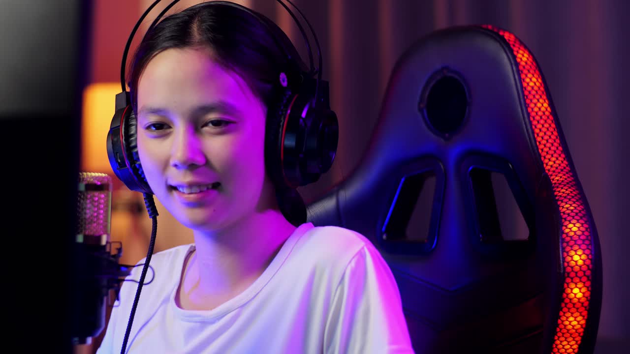 una adolescente con auriculares