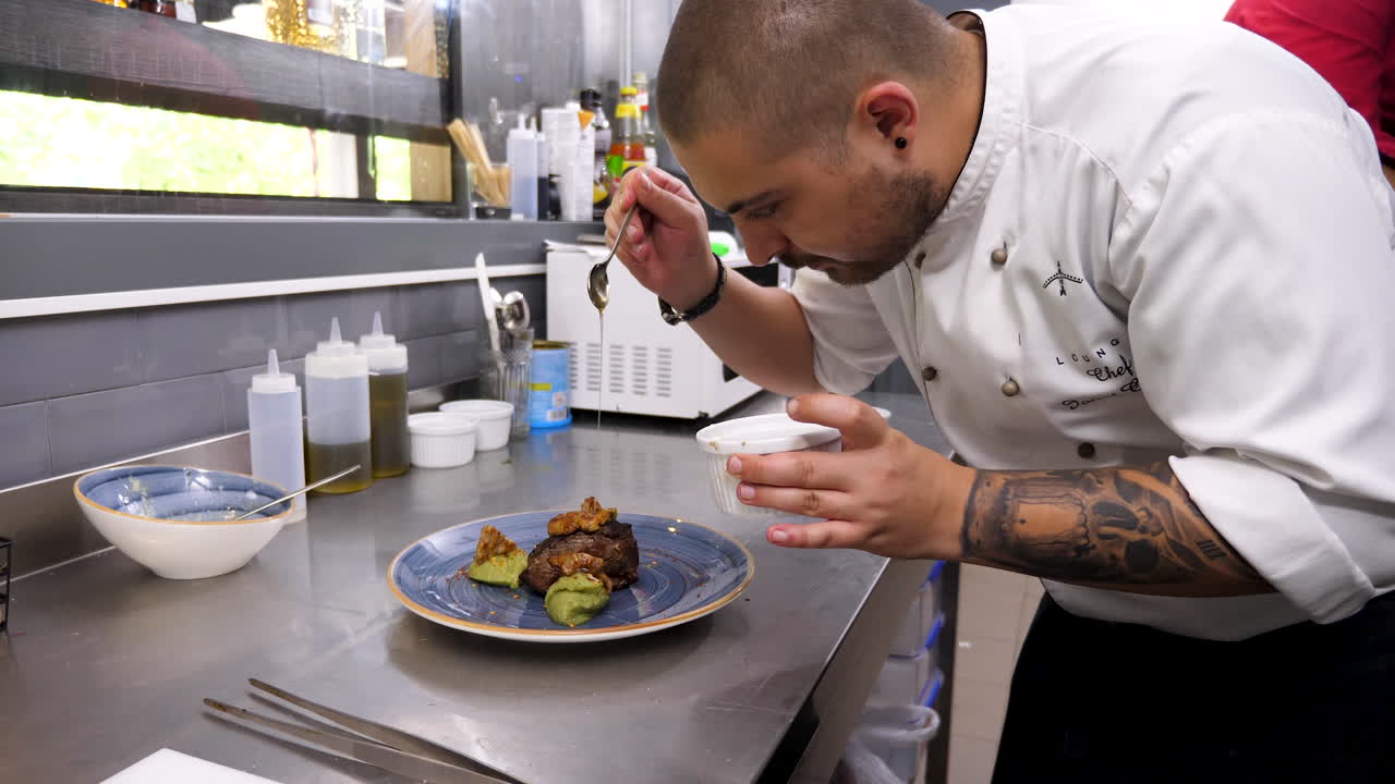 chef preparando un plato gourmet