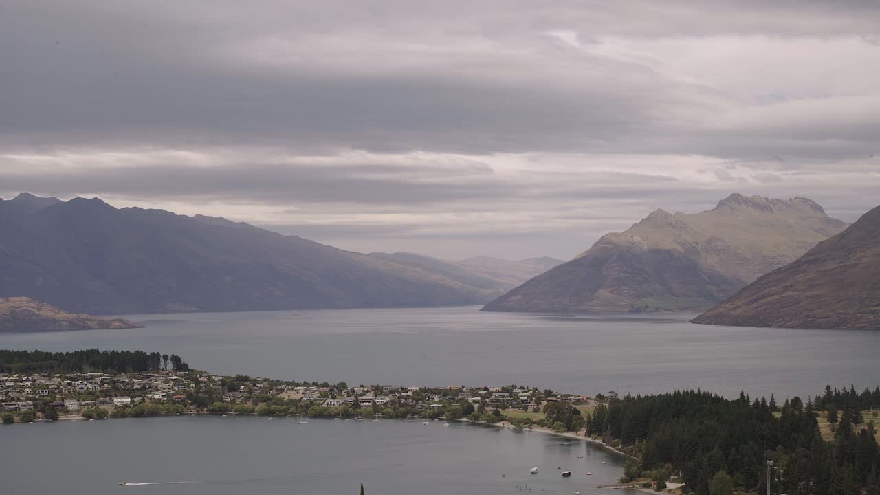 timelapse del lago wakatipu e della città