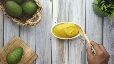 puré de aguacate en una mesa de madera