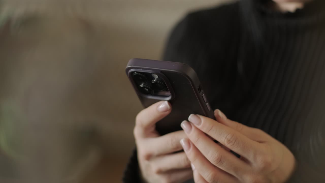 mujer profesional en un entorno de oficina moderno, centrada en el trabajo, vestida elegantemente con ropa de negocios, rodeada de equipos de oficina y un interior elegante