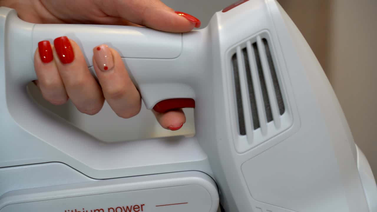 소녀가 진공청소기를 켜고