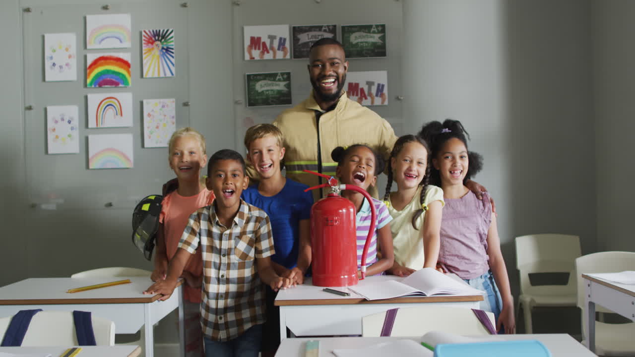 Video of happy african american teacher with class of diverse pupils during ohs lesson
