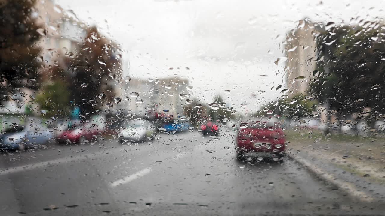 도시의 도로에서 흐릿한 교통