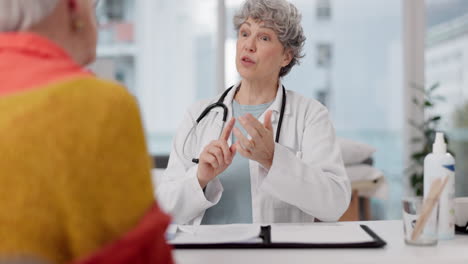 hablar, atención médica y un médico con un paciente
