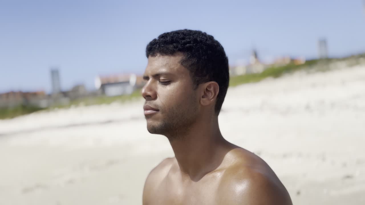 un hombre negro medita con los ojos cerrados radiando paz y tranquilidad