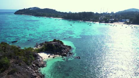 Playa-Acantilado-Rocoso-Isla-Azul-Turquesa-Mar