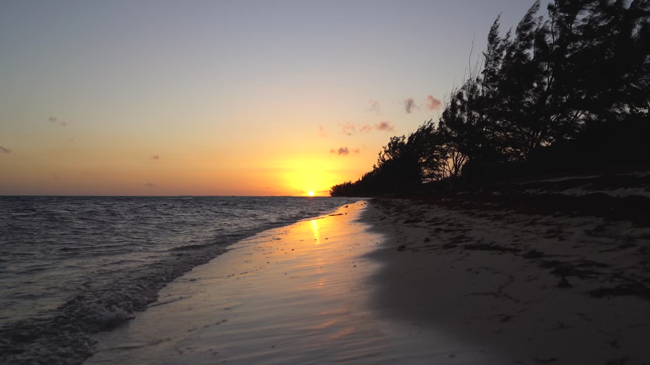 puesta de sol en una hermosa playa caribeña