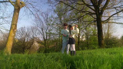 una pareja en un parque.