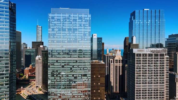 Edifícios gigantescos e impressionantes de vidro e concreto. Voando entre os arranha-céus em Chicago, Illinois, EUA.