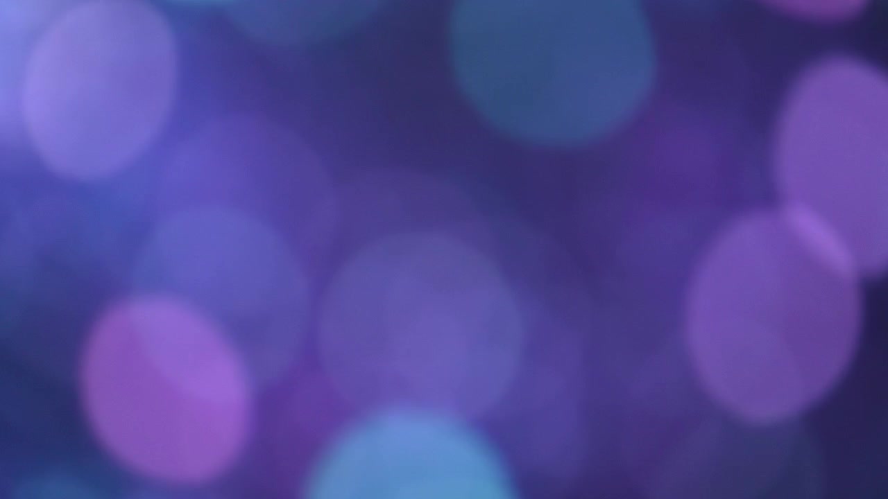 En levende bokeh-baggrund i rige lilla nuancer med bløde cirkulære lysmønstre, der skaber en drømmende og kunstnerisk effekt. Perfekt til moderne, kreative og æstetiske designs