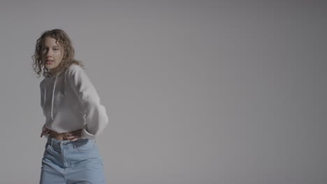 foto de estudio de una joven que se divierte bailando con fondo blanco 5